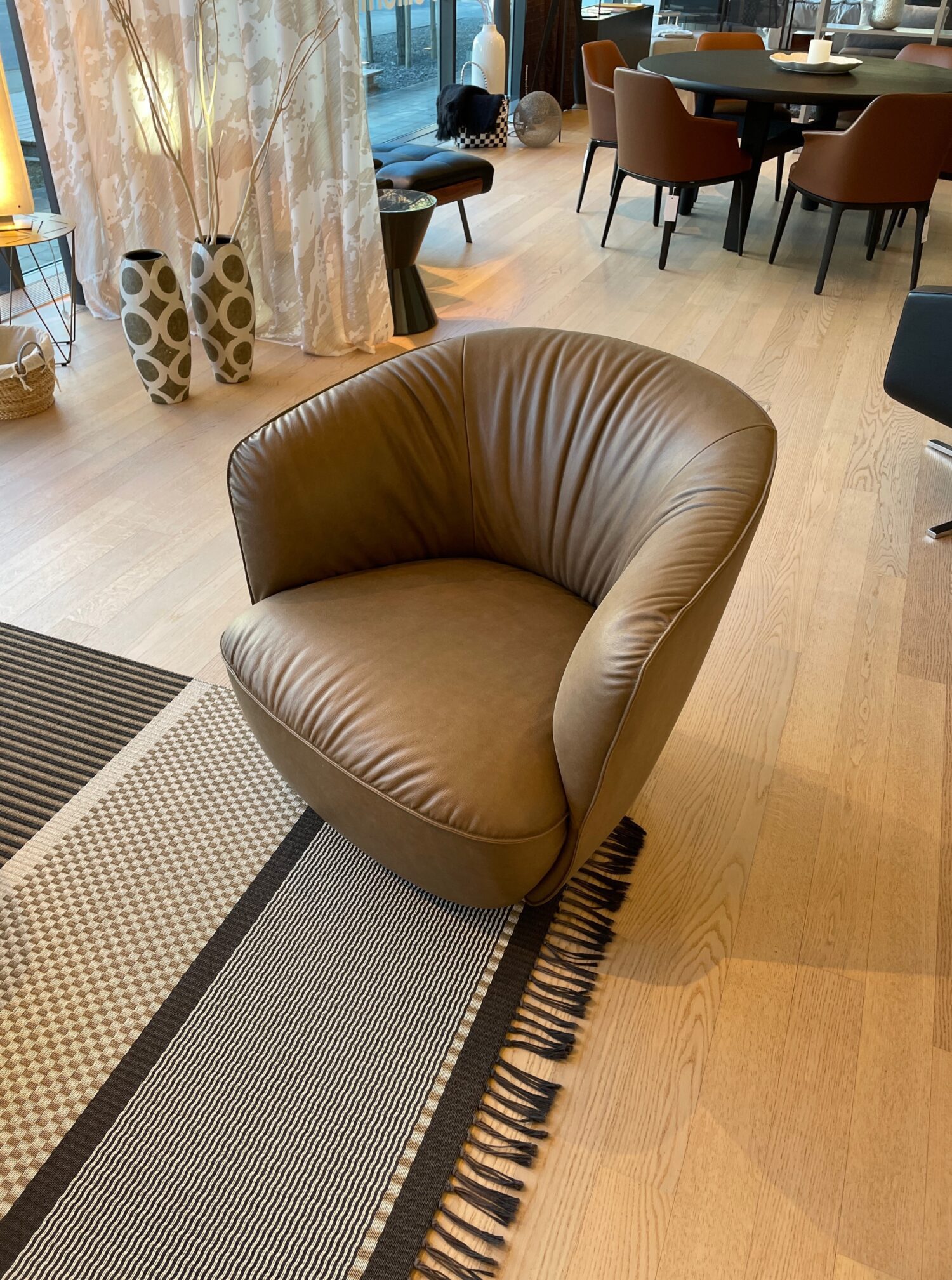 SWM.121.038_Walter Knoll Sessel Ishino